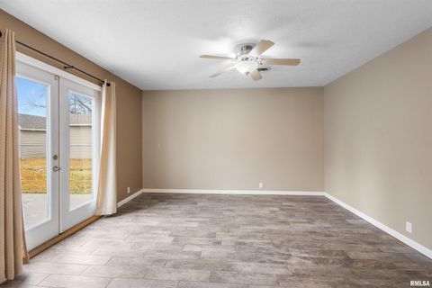 Tiny photo for 1008 OAKWOOD Lane, Marion, IL 62959 (MLS # EB460607)