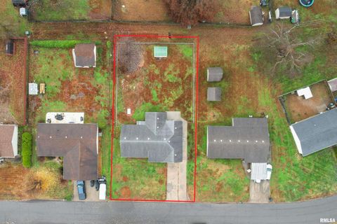 Tiny photo for 1008 OAKWOOD Lane, Marion, IL 62959 (MLS # EB460607)