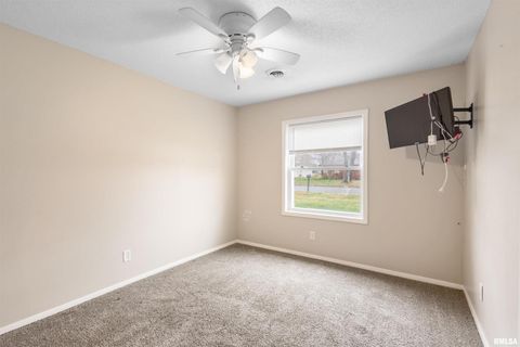 Tiny photo for 1008 OAKWOOD Lane, Marion, IL 62959 (MLS # EB460607)