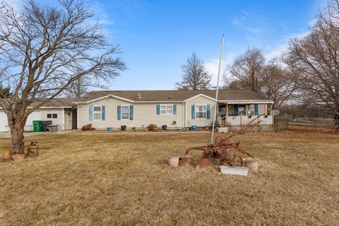 Photo of 17471 Lakeshore Road, Weldon, IL 61882 (MLS # 12552154)