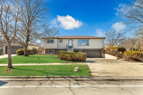 Photo of 426 S Cedarcrest Drive, Schaumburg, IL 60193 (MLS # 12580696)