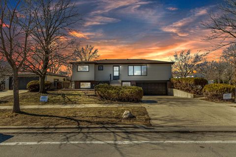 Tiny photo for 426 S Cedarcrest Drive, Schaumburg, IL 60193 (MLS # 12580696)