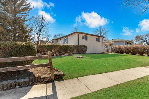 Tiny photo for 426 S Cedarcrest Drive, Schaumburg, IL 60193 (MLS # 12580696)