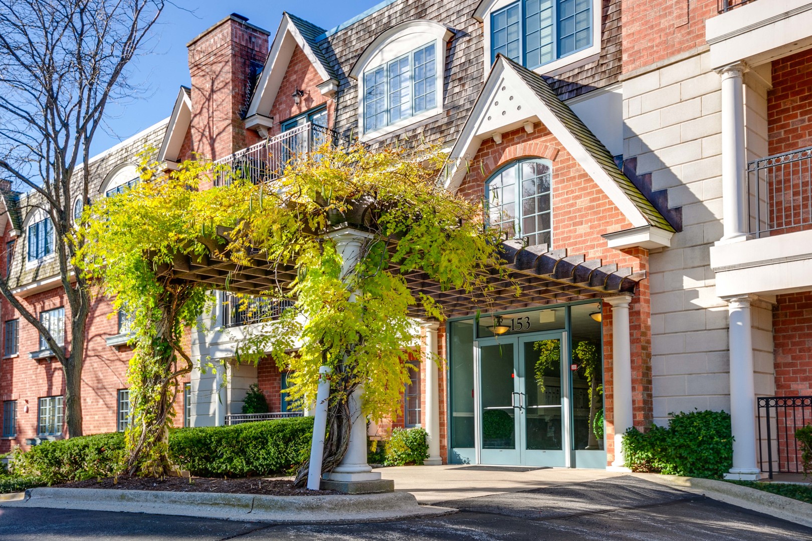 153 E Laurel Avenue 305