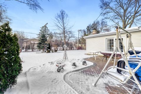 Tiny photo for 2406 N Lafayette Street, Arlington Heights, IL 60004 (MLS # 12547106)