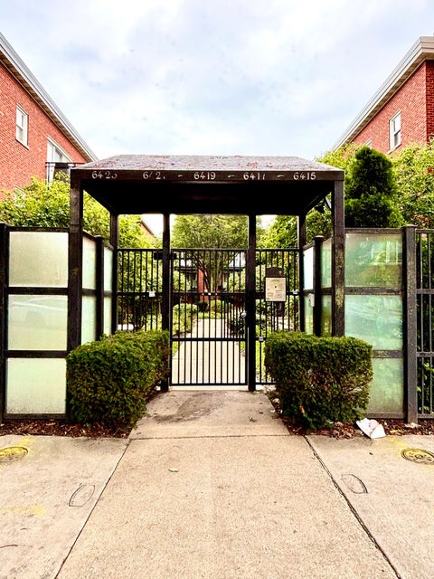 Photo of 6423 N Damen Avenue #3W, Chicago, IL 60645 (MLS # 12770160)