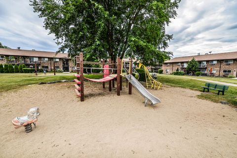 Tiny photo for 814 E Old Willow Road #109, Prospect Heights, IL 60070 (MLS # 12548531)