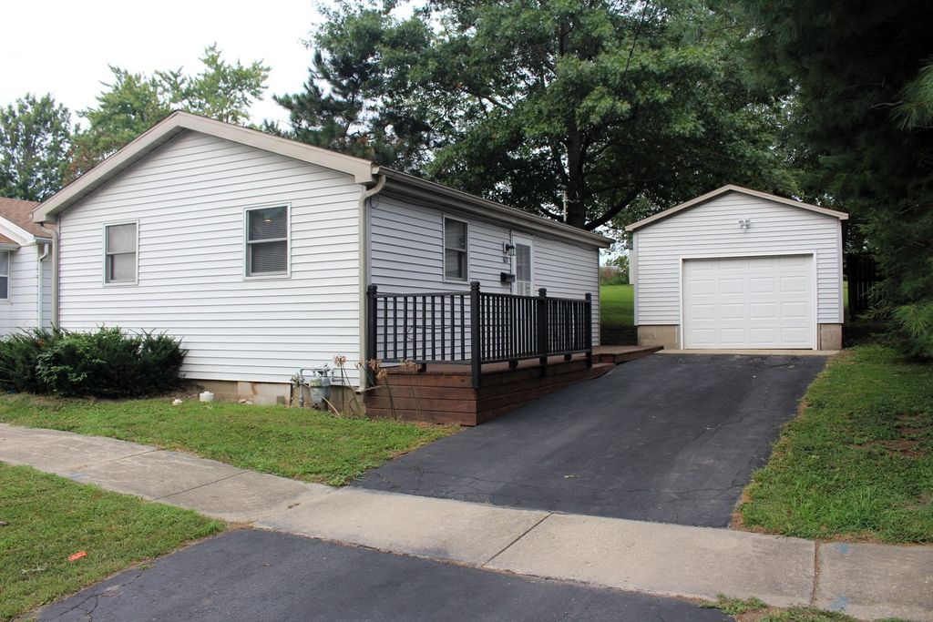 Photo for 613 S Quincy Street, Clinton, IL 61727 (MLS # 12491690)