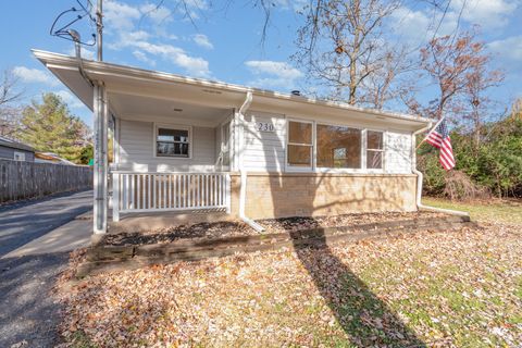 Photo of 230 Bayshore Drive, Lake Bluff, IL 60044 (MLS # 12517892)