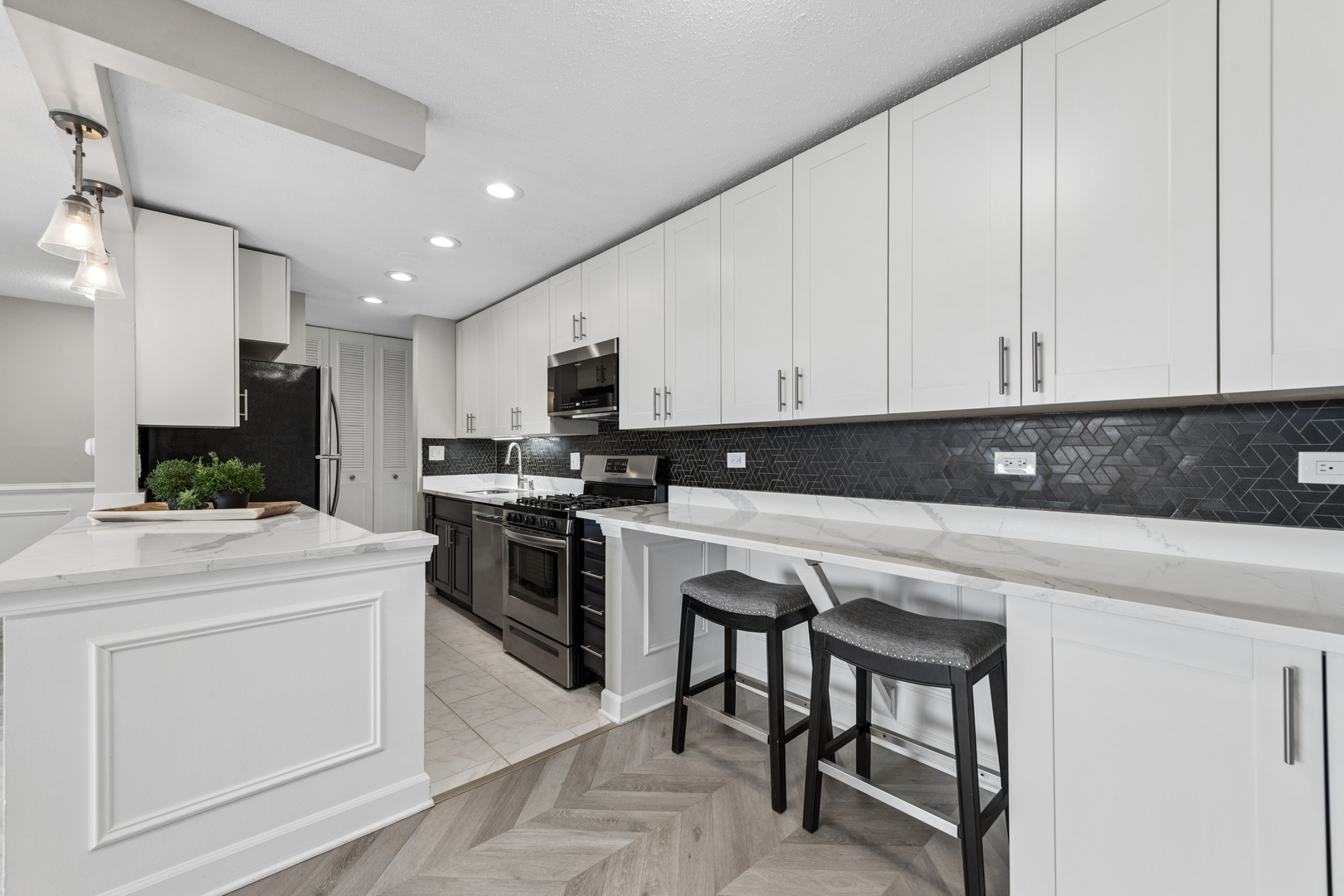 1126 S New Wilke Road 404