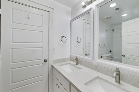 Tiny photo for 7015 N Sheridan Road, Chicago, IL 60626 (MLS # 12601387)