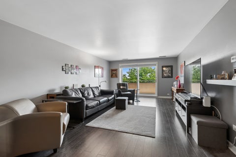 Tiny photo for 7201 N LINCOLN Avenue #403, Lincolnwood, IL 60712 (MLS # 12706776)