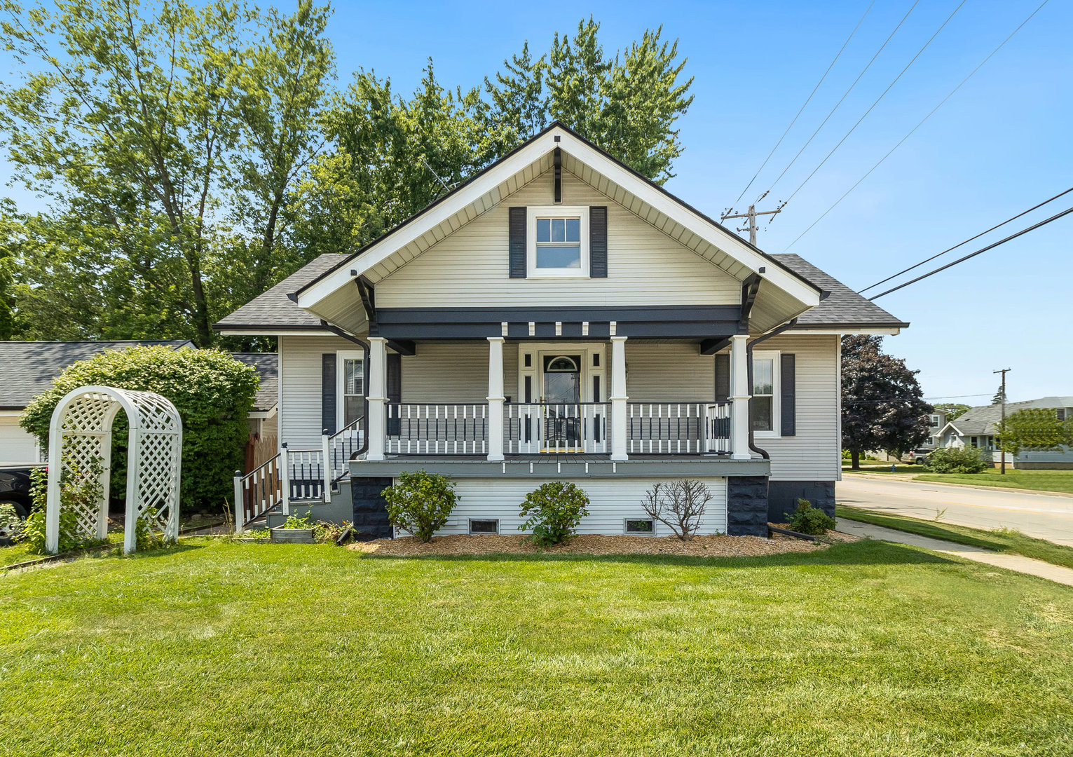 Photo 1 of 25 of 1527 N Prairie Avenue house