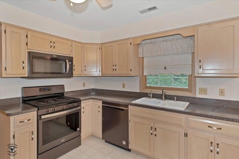 Tiny photo for 572 Bradbury Lane #572, Geneva, IL 60134 (MLS # 12685528)