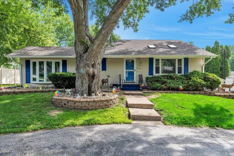 Photo of 919 Colony Drive, Davenport, IA 52806 (MLS # 12692884)