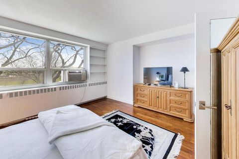 Tiny photo for 3180 N Lake Shore Drive #2E, Chicago, IL 60657 (MLS # 12622237)