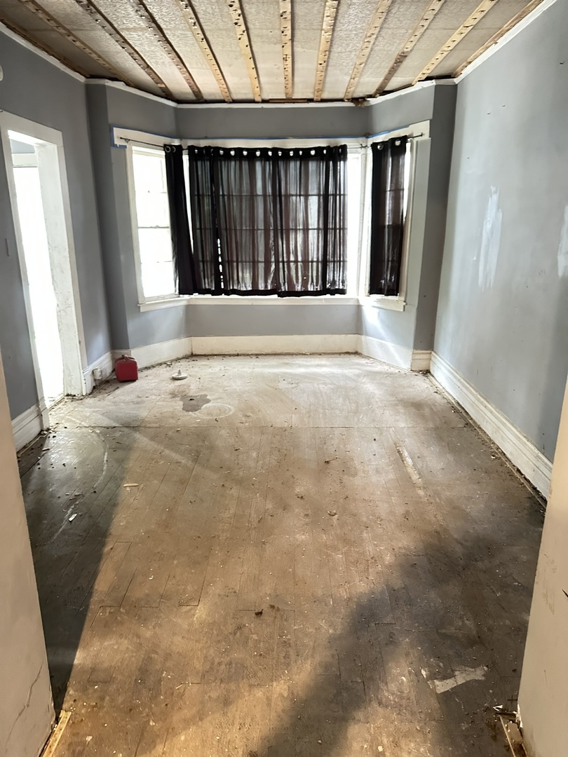 727 W 47th Place