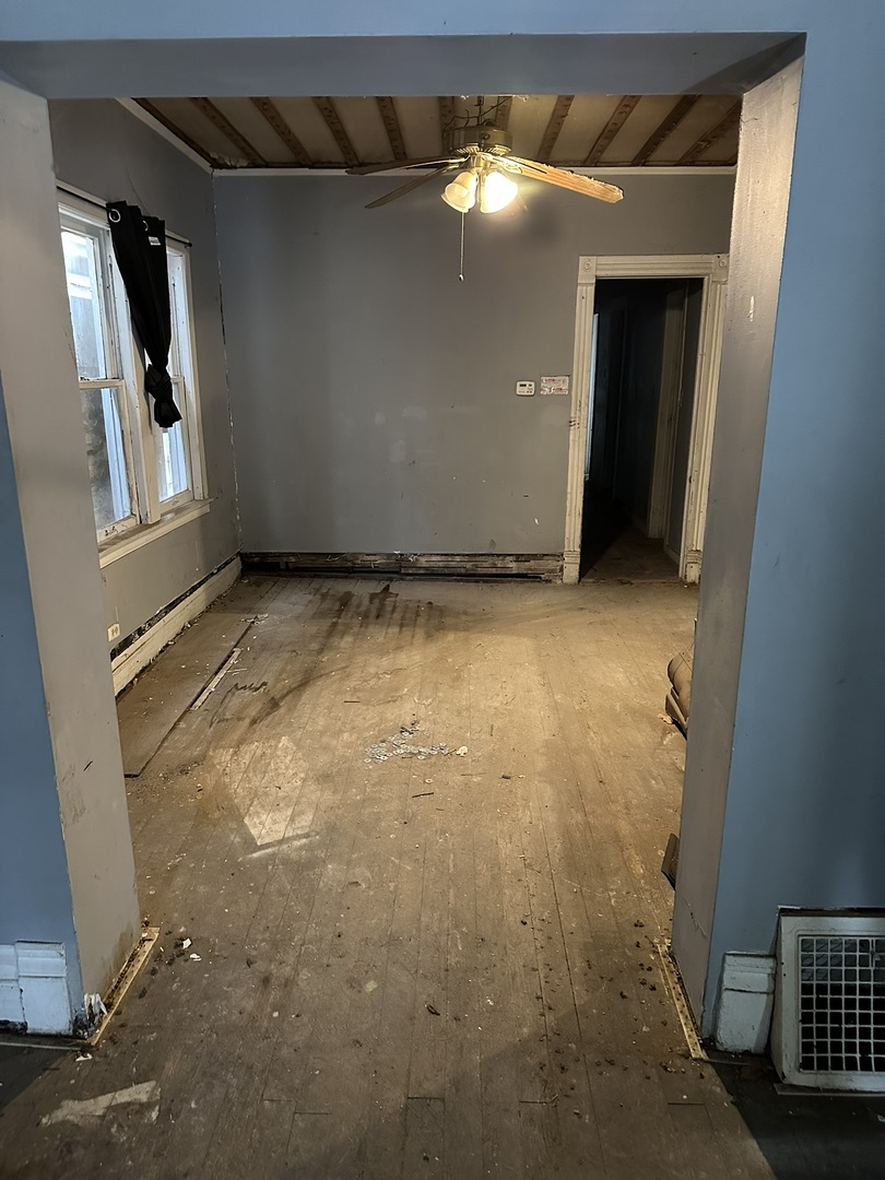 727 W 47th Place