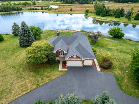 Photo of 675 White Pine Circle, Lake In The Hills, IL 60156 (MLS # 12481775) Photo of 675 White Pine Circle, Lake In The Hills, IL 60156 (MLS # 12481775)