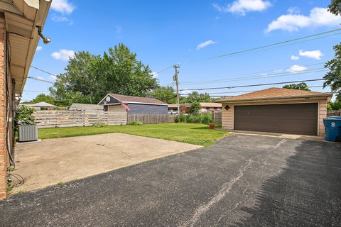 Tiny photo for 5547 Fairway Drive, Crestwood, IL 60418 (MLS # 12665288)