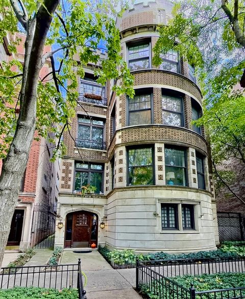 2921 N Pine Grove Avenue 1 Chicago IL 60657