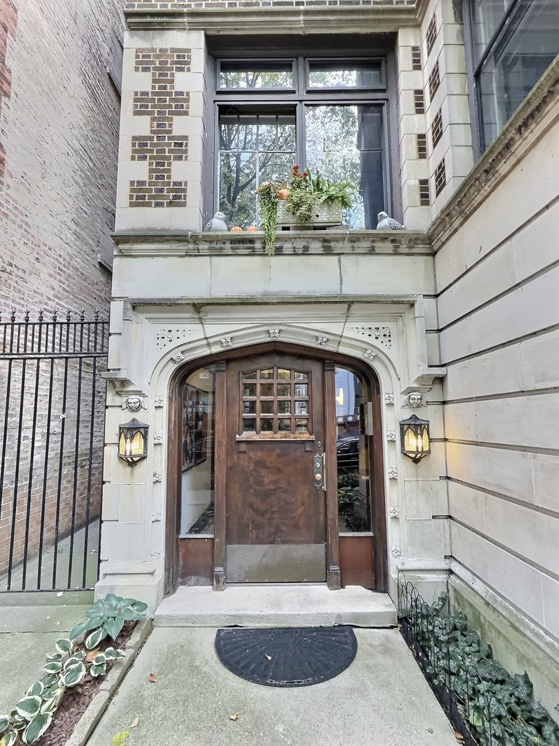 2921 N Pine Grove Avenue 1