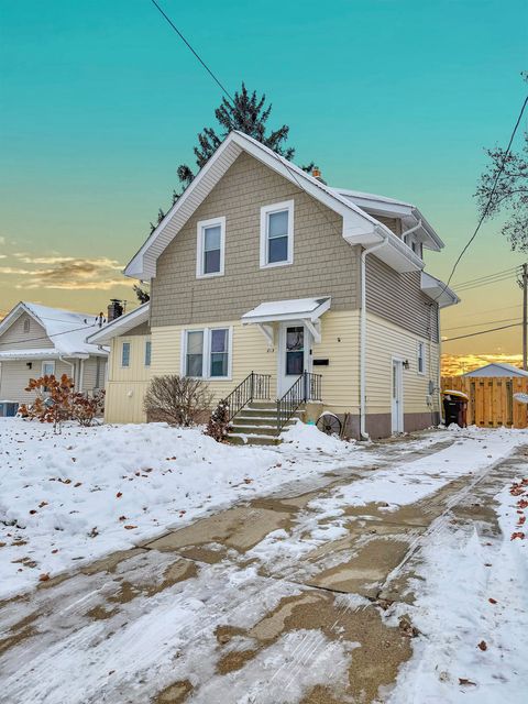 Photo of 813 W Cleveland Street, Freeport, IL 61032 (MLS # 12529315)