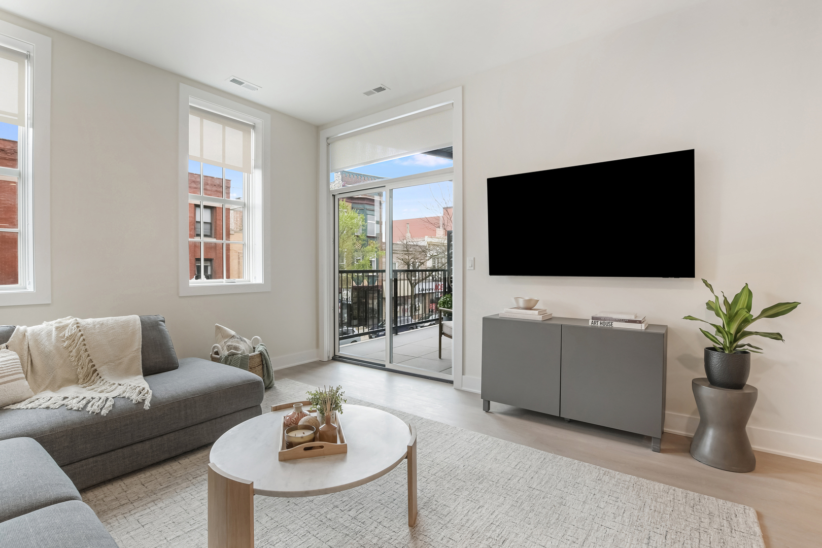 3924 N Lincoln Avenue 204