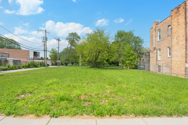 738 W 54TH Place