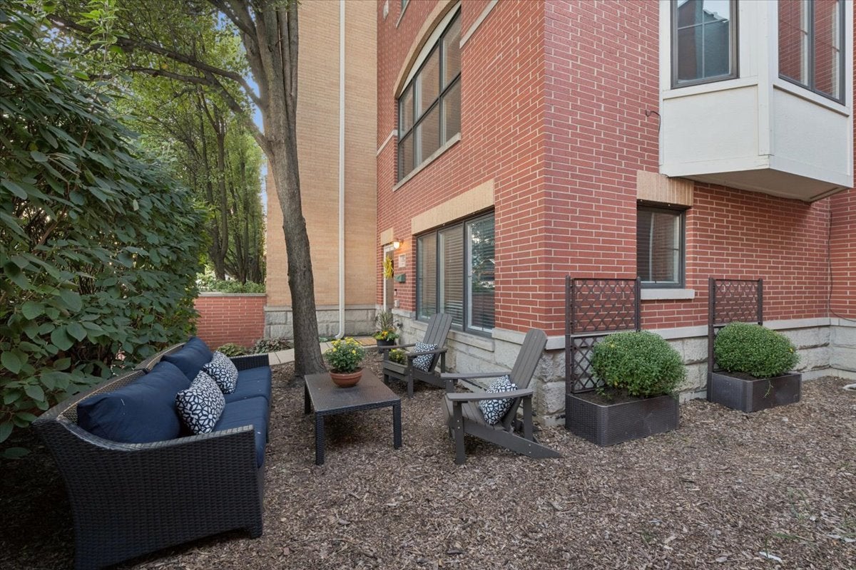 1192 Clarence Avenue 18