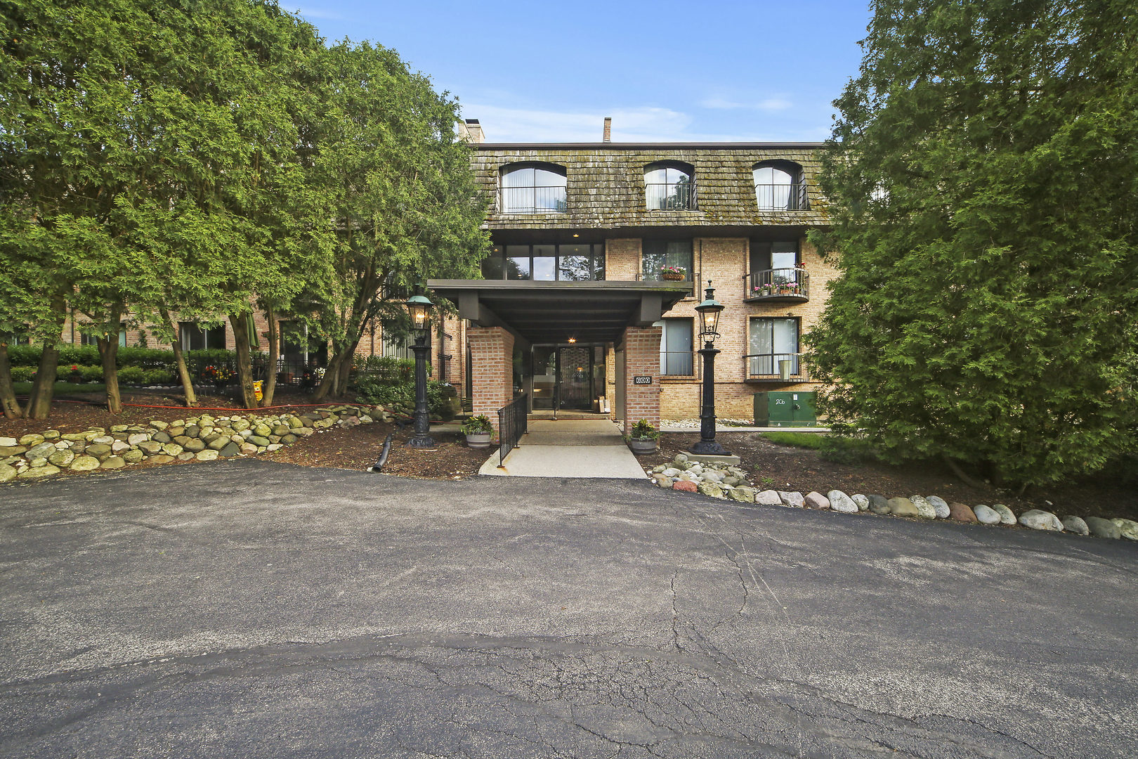 Photo 1 of 18 — 600 W Russell Street 111, Barrington, IL 60010