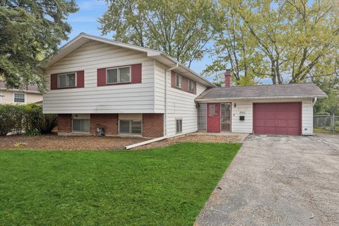 Photo of 405 W Newport Road, Hoffman Estates, IL 60169 (MLS # 12508613)