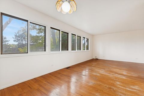 Tiny photo for 405 W Newport Road, Hoffman Estates, IL 60169 (MLS # 12508613)