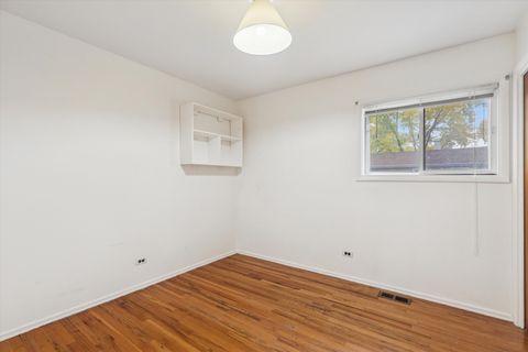 Tiny photo for 405 W Newport Road, Hoffman Estates, IL 60169 (MLS # 12508613)