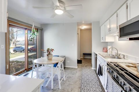 Tiny photo for 181 W Fabish Drive, Buffalo Grove, IL 60089 (MLS # 12589478)