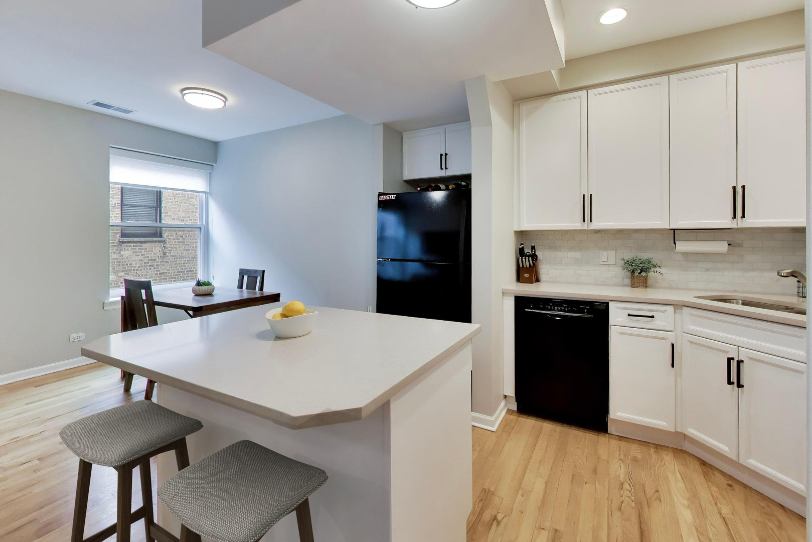 1636 W Melrose Street 303
