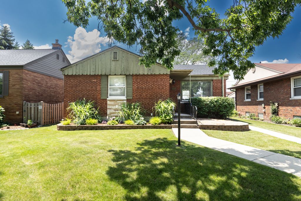 Photo for 1406 Portsmouth Avenue, Westchester, IL 60154 (MLS # 12463050)