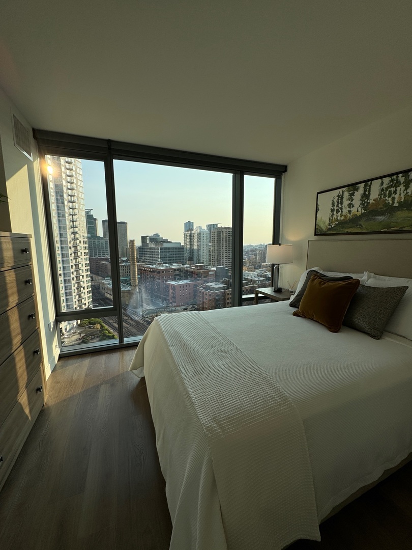 350 N Canal Street 1610