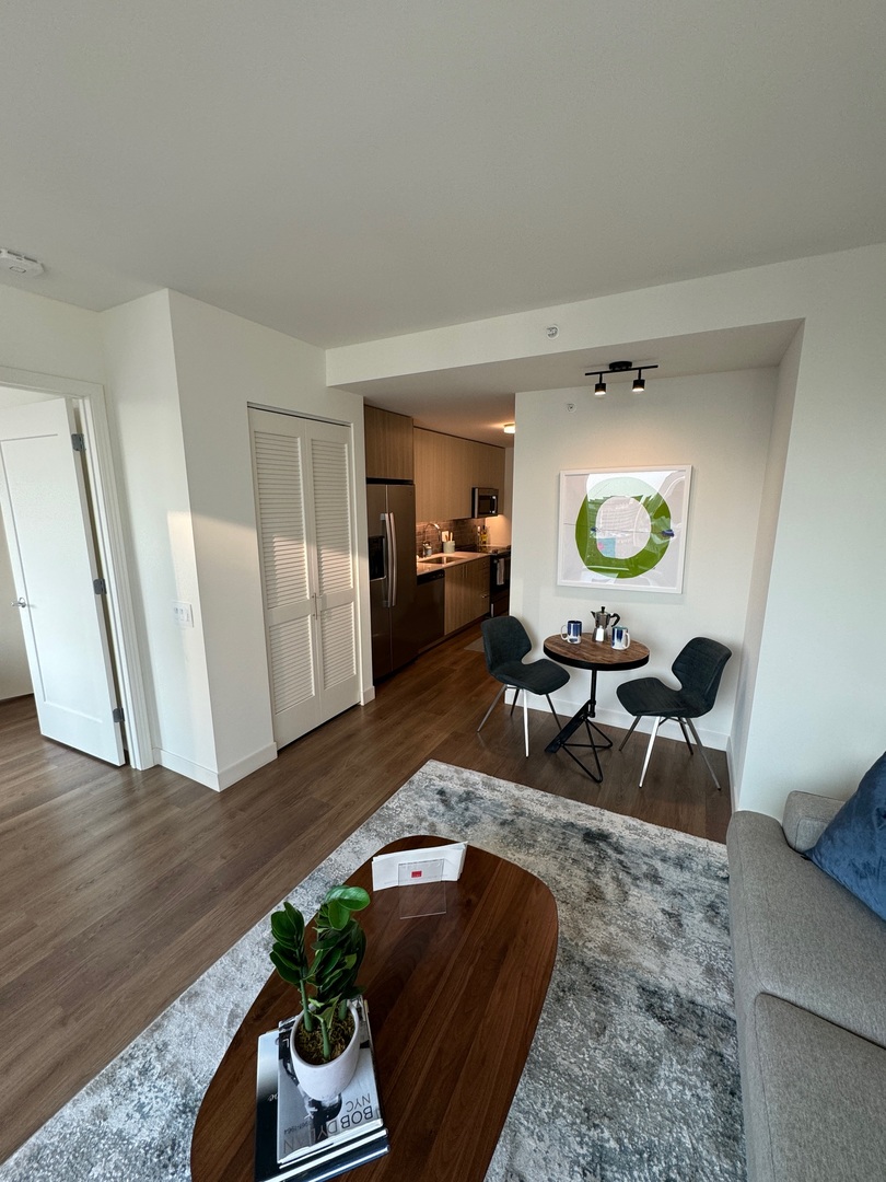 350 N Canal Street 1610