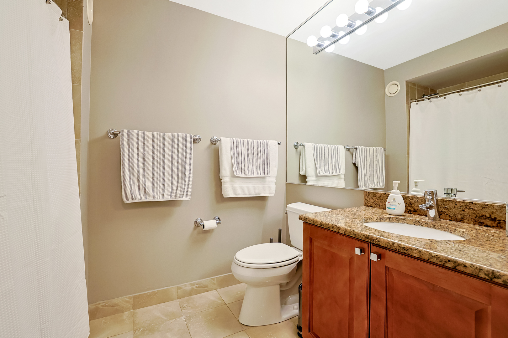 345 N La Salle Drive 1010