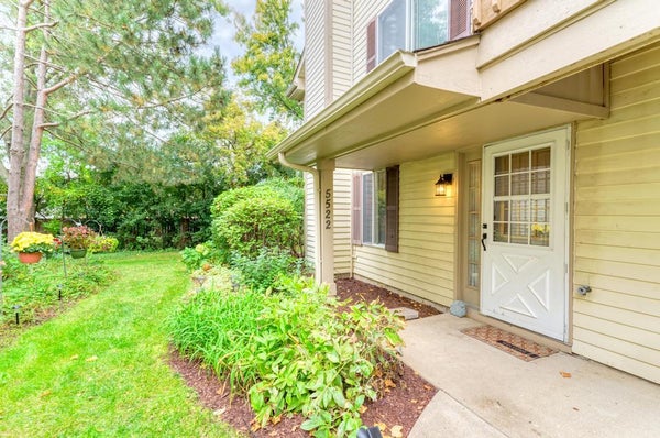 5522 BARCLAY CT, CLARENDON HILLS, IL 60514 - Image 577dd52de1b5575bba2f00a6e24ae322/2234624907