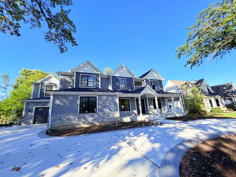 Photo of 1418 W Maude Avenue, Arlington Heights, IL 60004 (MLS # 12489846)