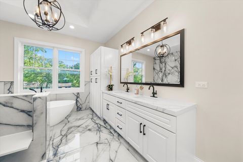 Tiny photo for 1418 W Maude Avenue, Arlington Heights, IL 60004 (MLS # 12489846)