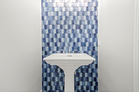 Tiny photo for 1418 W Maude Avenue, Arlington Heights, IL 60004 (MLS # 12489846)