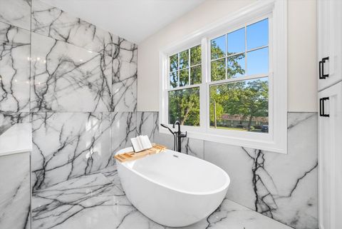 Tiny photo for 1418 W Maude Avenue, Arlington Heights, IL 60004 (MLS # 12489846)