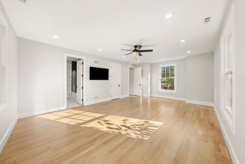 Tiny photo for 1418 W Maude Avenue, Arlington Heights, IL 60004 (MLS # 12489846)