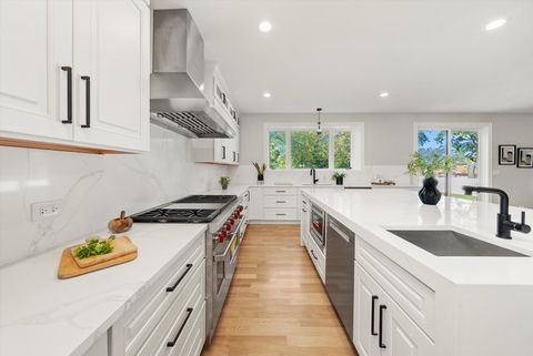 Tiny photo for 1418 W Maude Avenue, Arlington Heights, IL 60004 (MLS # 12489846)