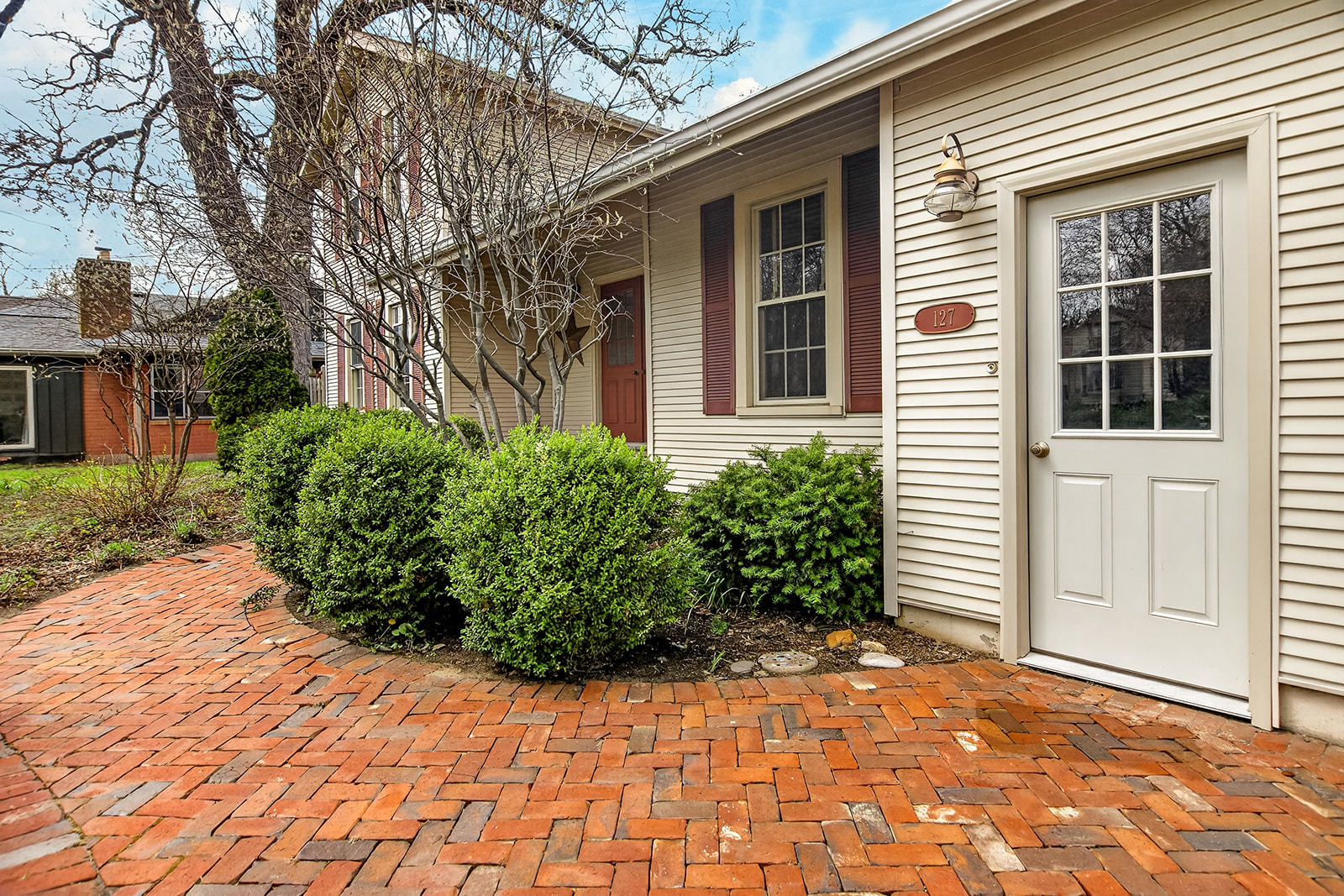 127 W RIVER Street