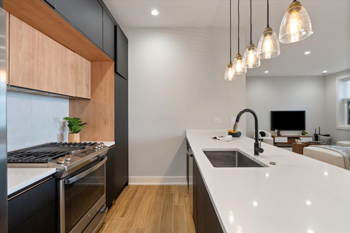 3653 W Barry Avenue 1W