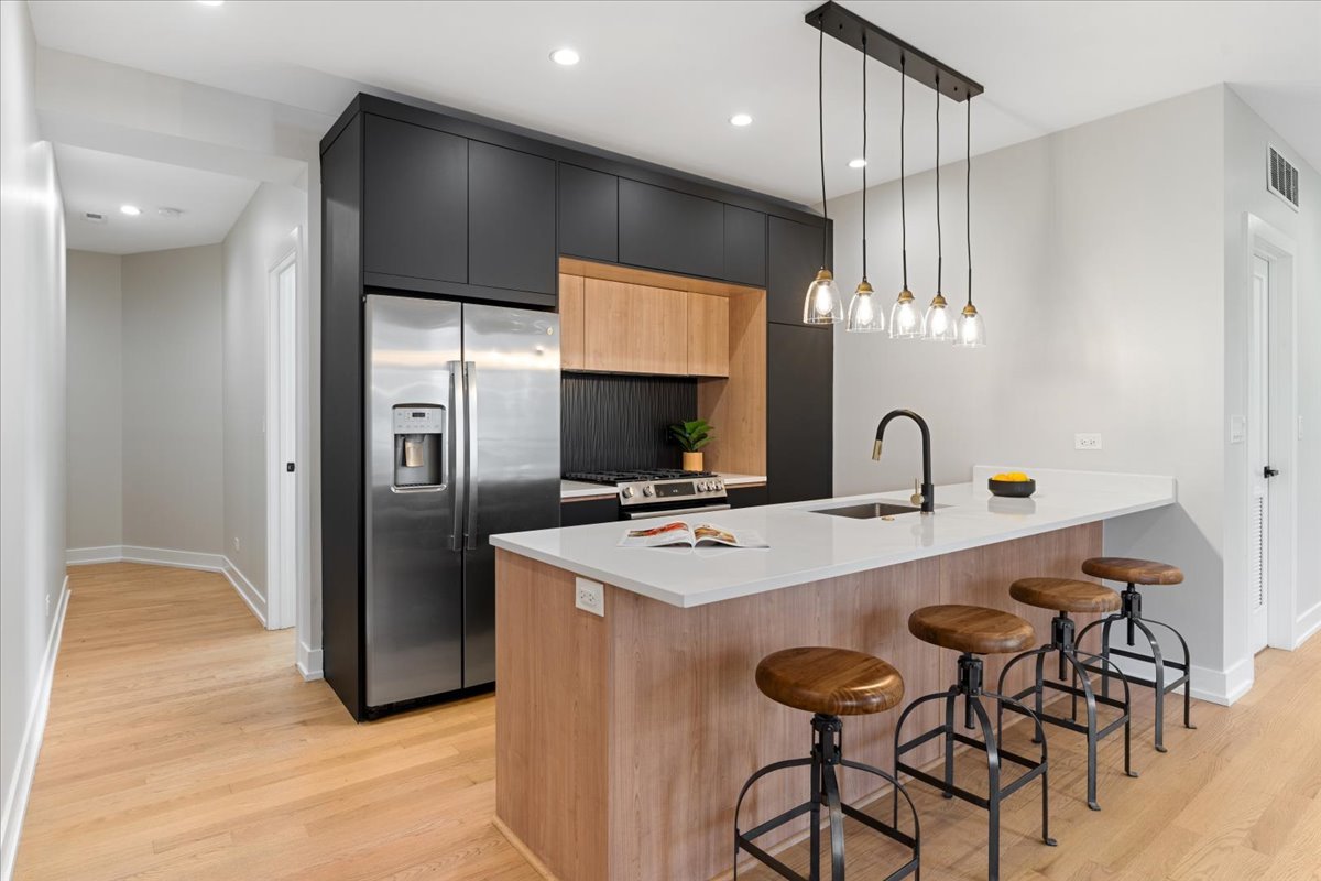 3653 W Barry Avenue 1W